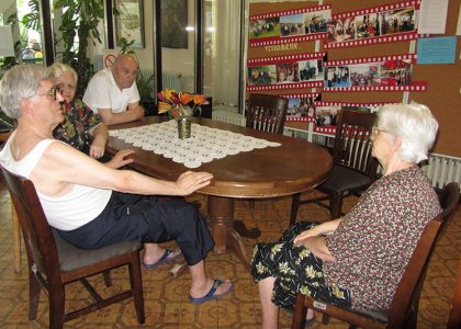 Preporuke starijima, njihovim srodnicima i komšijama u vezi sa korona virusom